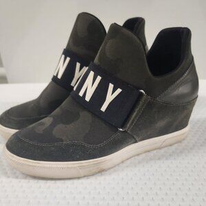 DKNY Women's Everyday Comfortable Cosmos Wedge Sneaker